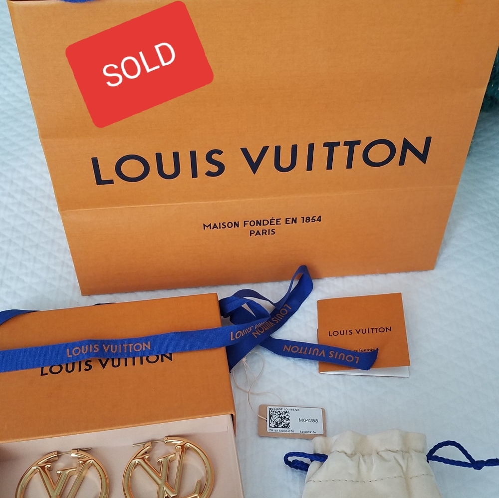 LOUIS VUITTON LOUISE GOLD HOOP LOGO EARRINGS
